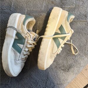 New Balance Women's Shoes in Cream and Green